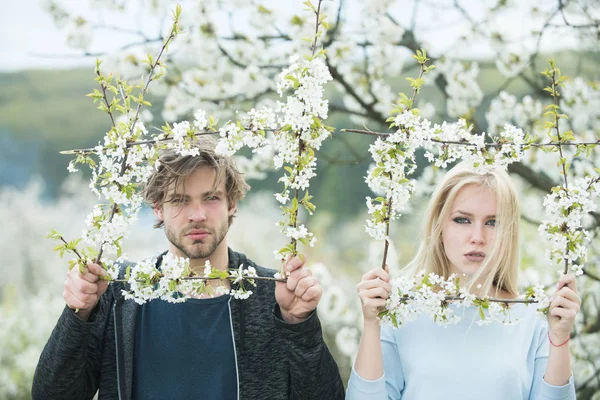 Homem e mulher na primavera . — Fotografia de Stock