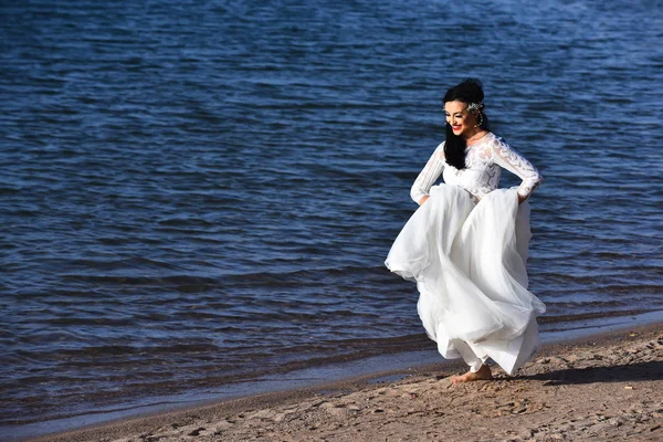 Panna młoda mężatka na plaży — Zdjęcie stockowe