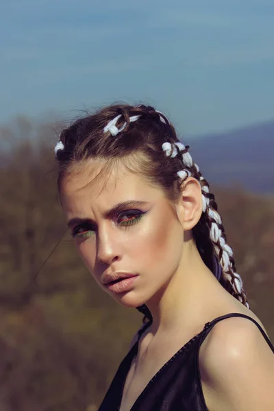 Menina com maquiagem elegante no fundo do céu azul . — Fotografia de Stock