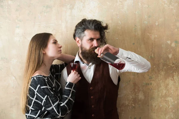 Chica con vidrio y el hombre beber vino de la botella — Foto de Stock