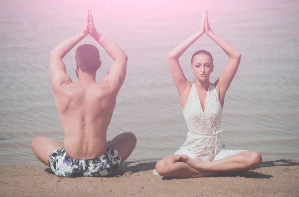 Hombre y mujer meditando, pose de yoga, pareja enamorada —  Fotos de Stock