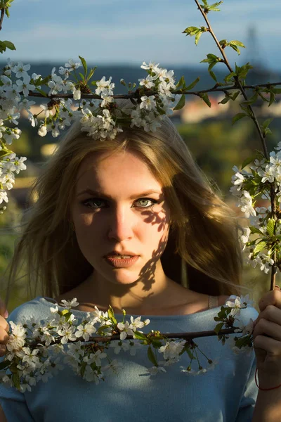 Chica en primavera . — Foto de Stock