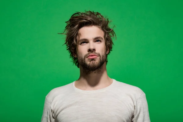 Matin réveil de l'homme avec barbe et cheveux longs — Photo