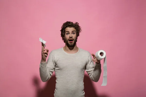 Hombre con cara sorprendida sostener papel higiénico —  Fotos de Stock