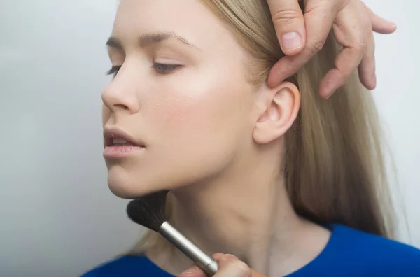 Mulher recebendo pó no rosto com pincel de maquiagem — Fotografia de Stock