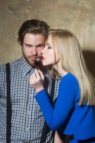 Maço ve kırmızı likör bardak ile poz kadın