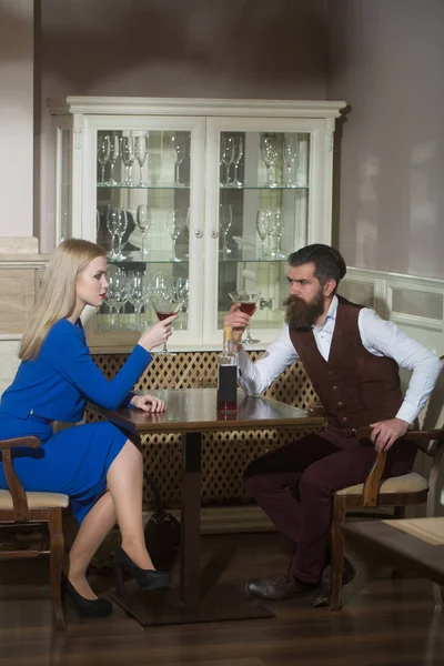 Sarı saçlı ve yenilikçi martini gözlük ile oturan kadın ile