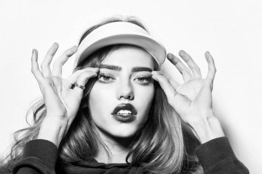 Spor şapkalı uzun saçlı kadın s