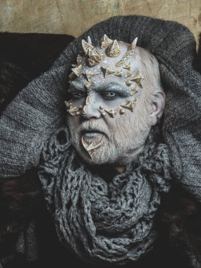 Canavar yüz beyaz göz, keskin dikenler ve siğiller ile