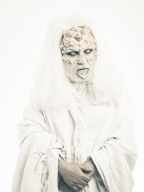 Toprak sana diken ve yüzünde siğiller ile canavar