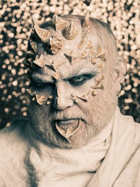 Dikenler suratına canavarı