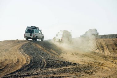 Cip tozlu çölde sürüş