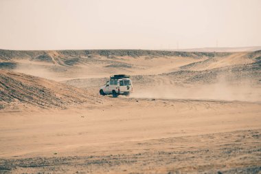 Barchan çöl kumulları ile araç dayak