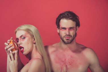 kadın ve erkek makyaj ile greyfurt tutun