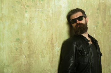 Hipster deri ceket ve gözlük.