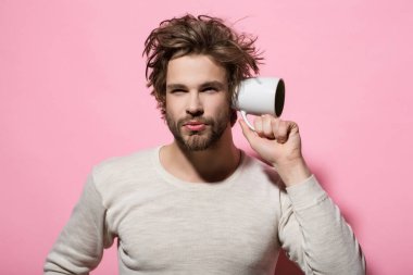 adam bir bardak ile sabah kulak misafiri