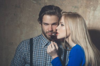 Sevgiliyi kırmızı likör bardak ile poz