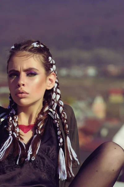 Mujer tiene el pelo con estilo con cuerda . —  Fotos de Stock