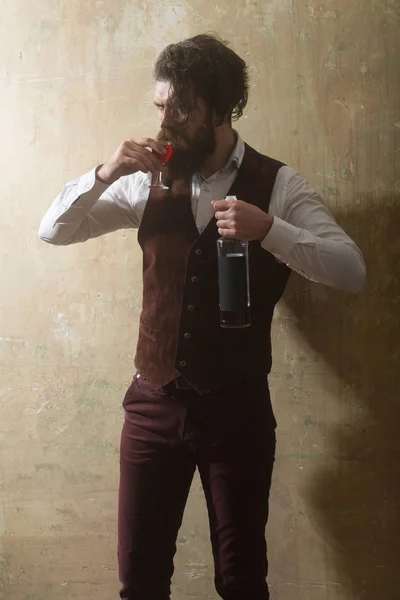 Hipster mit Flasche trinkt Rotwein im Glas — Stockfoto