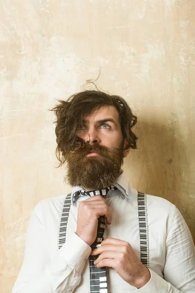 Homme à longue barbe et moustache sur le visage — Photo