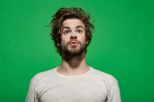 Cheveux et barbe de l'homme en sous-vêtements blancs — Photo