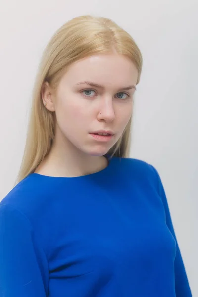Vrouw met lang blond haar en geen make-up op het gezicht — Stockfoto