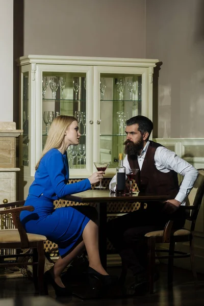 Para zakochanych siedzi z okulary martini w tabeli — Zdjęcie stockowe