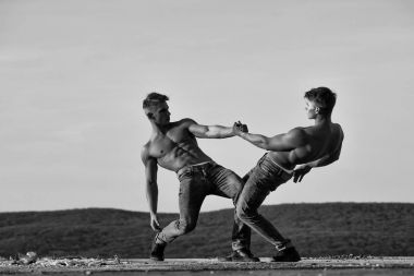 İkiz erkek veya vücut geliştiriciler güreş