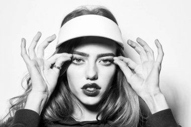 kız ya da kadın spor şapkalı uzun saçlı