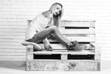 Kız koltukta oturur