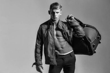 maço erkek seksi vücut ile büyük torba tutar