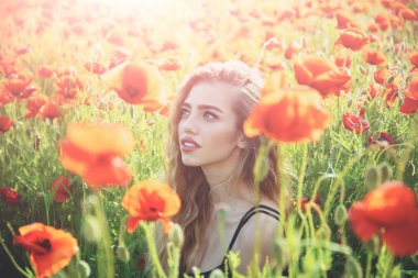 güzel kadın veya kız alanındaki haşhaş tohumu