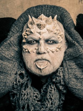 Adam dragon cilt ve sakal