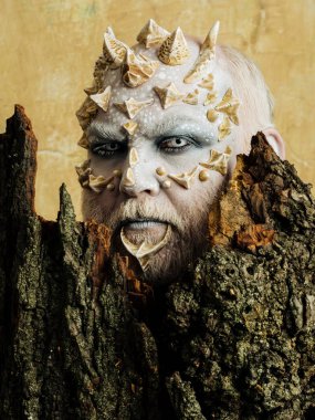 Dragon cilt ve sakallı yüzü olan adam