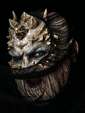 Yüzündeki eşarp ile bağırarak iblis