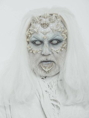 Uzun gümüş saçlı Sihirbazı