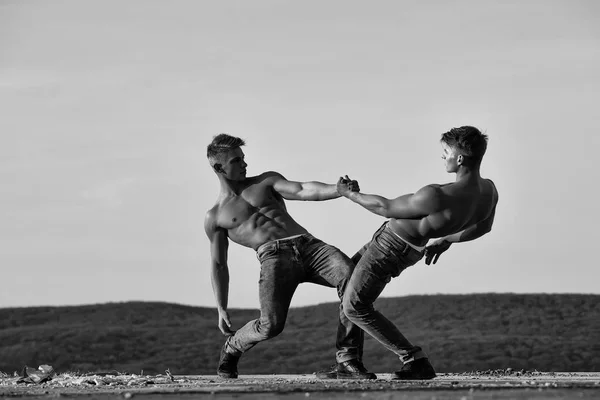ツイン男性やボディビルダーのレスリング — ストック写真
