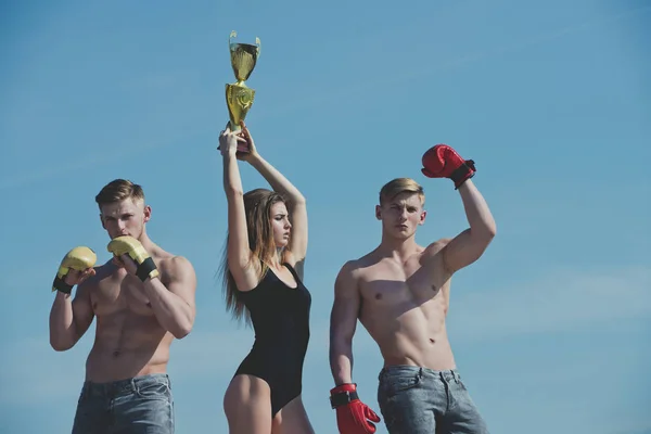 Ganador y perdedor en guantes de boxeo con chica . —  Fotos de Stock