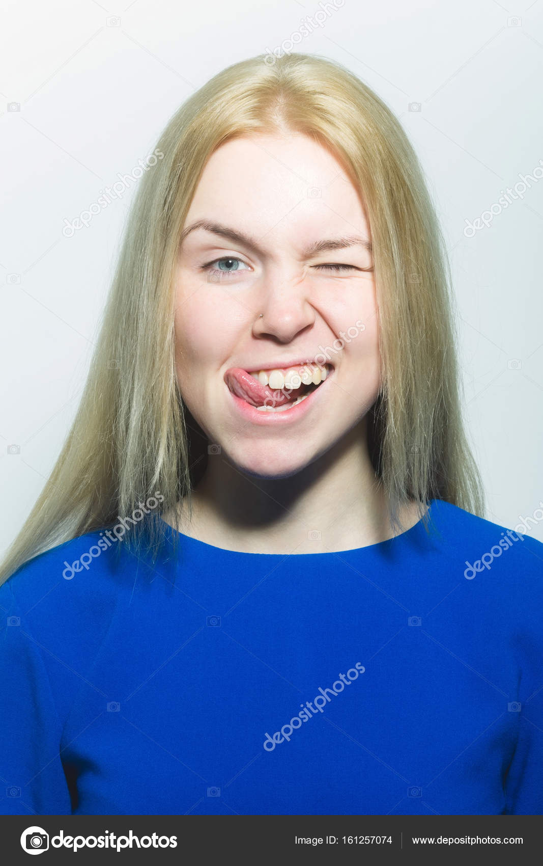 Mulher Sem Maquiagem No Rosto Adorável E Cabelo Longo Loiro. Menina Bonita  Posando No Vestido Azul No Fundo Branco. Cosméticos E Cuidados Com A Pele.  Cosmetologia. Beleza E Cabeleireiro Salão Foto Royalty