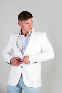 Maço kadar düğmelerini beyaz ceket