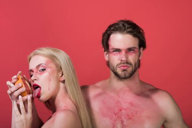 erkek ve kadın makyaj ile greyfurt tutun