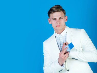 Beyaz ceket ve gömlek poz işadamı