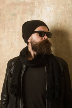 Hipster deri ceket ve gözlük ile şapka.