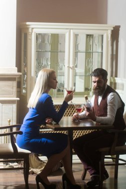 Yenilikçi ve restoranda dating kız