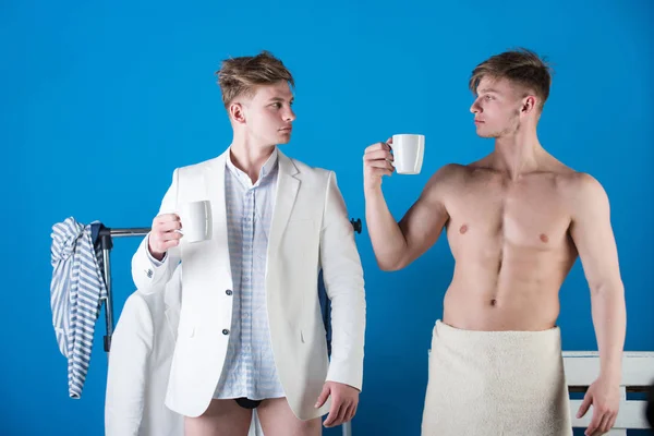 Mannen poseren met cups — Stockfoto