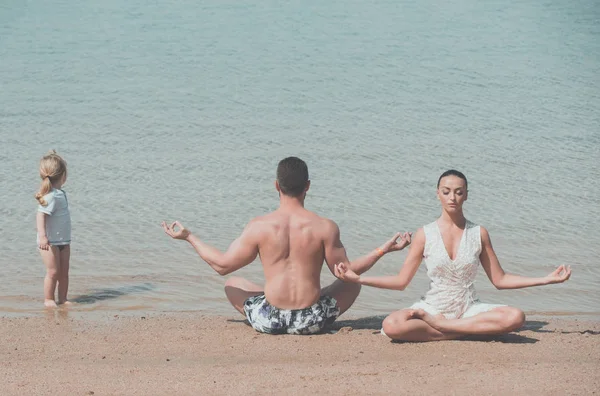 Niño, hombre y mujer meditando, pose de yoga, famile —  Fotos de Stock