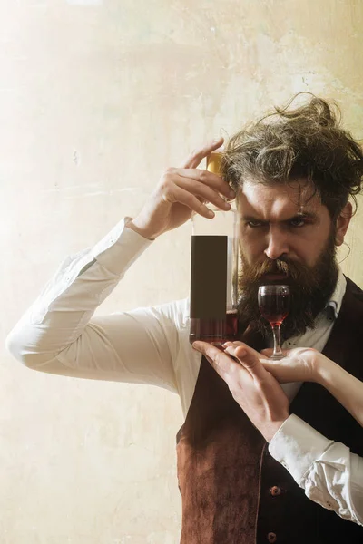 Hipster z butelka wina i szkło na kobiece dłonie — Zdjęcie stockowe