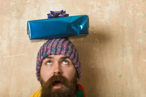 Hipster con caja de regalo en sombrero . —  Fotos de Stock