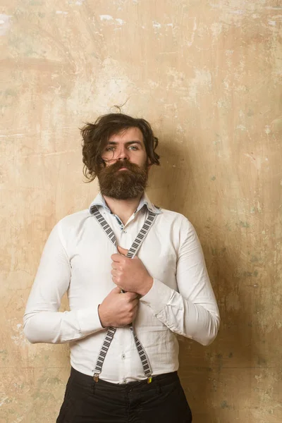 Hombre con barba larga y bigote en la cara . —  Fotos de Stock