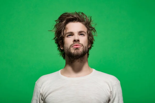 Bel homme avec barbe et cheveux élégants, matin et mode — Photo